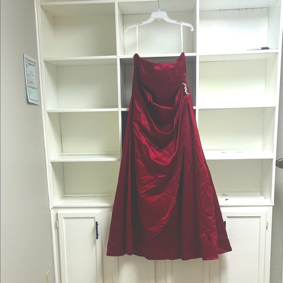 NWT, David’s Bridal- Elegant Apple Red Strapless Gown - Picture 1 of 8